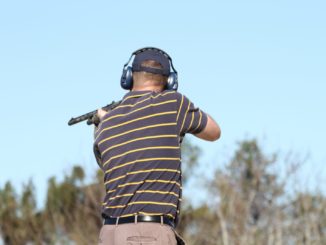 Jäger mit Schrotflinte