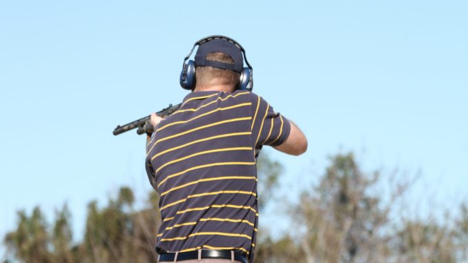 Jäger mit Schrotflinte