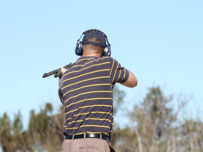 Jäger mit Schrotflinte