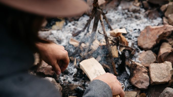 Survivla Anfänger haben es in der Wildnis nicht leicht.