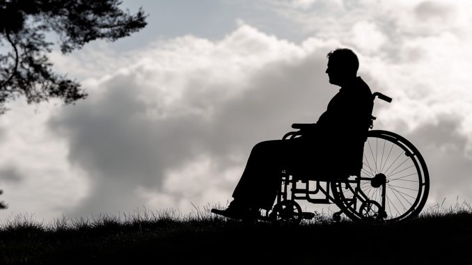 Foto des Dreiländereck-Grenzsteins bei Sonnenaufgang.