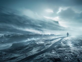 Foto des Dreiländereck-Grenzsteins bei Sonnenaufgang.