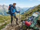Wanderer mit einem 40-Liter-Rucksack auf einem Bergpfad und geordneter Ausrüstung.