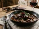 Serviertes Hirschgulasch Rezept in einer dunklen Schüssel mit zarten Fleischwürfeln und kräftiger Sauce.