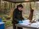 Kundige Person in der Jagd prüft Wildbret an einem hygienischen Aufbrechplatz am Waldrand.