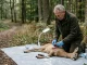 Jäger prüft bedenkliche Merkmale am Wild an einem hygienischen Aufbrechplatz.