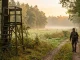 Jagdarten im Überblick: Jäger, Hochsitz und Rehwild in einer nebligen Waldlandschaft.