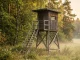 Sicher gebaute Jagdkanzel aus Holz mit Leiter, Dachüberstand und Diagonalstreben am Waldrand.